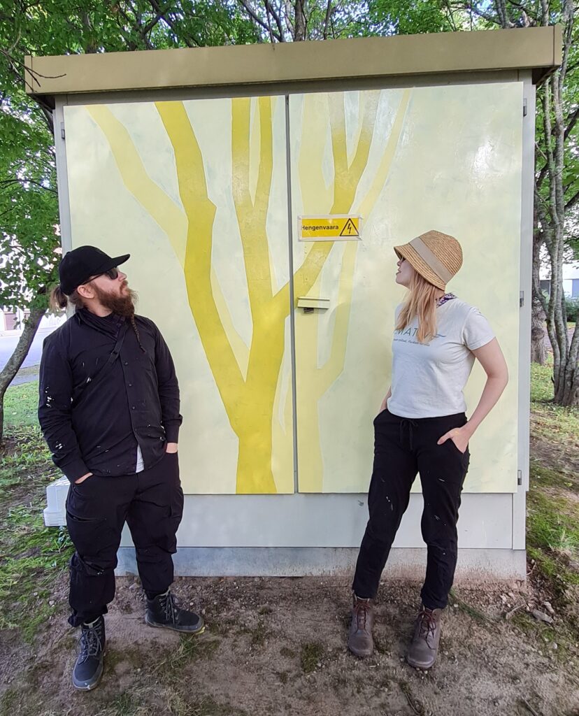 Muraalin edessä seisovat taiteilijat Teemu Heikkinen ja Irina Raski